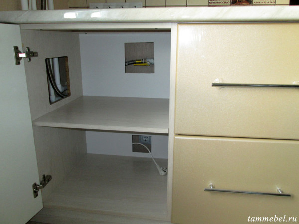 Отверстия в боковине и задней стенки шкафа для доступа к кранам и розетке.