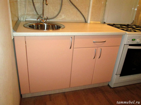 Шкаф-мойка и стол с ящиком для кухни.