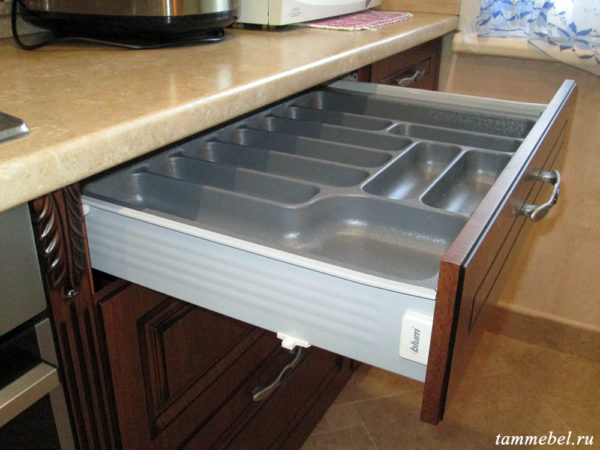 Кухонный ящик-метабокс Blum с доводчиком и ложементом для столовых приборов.