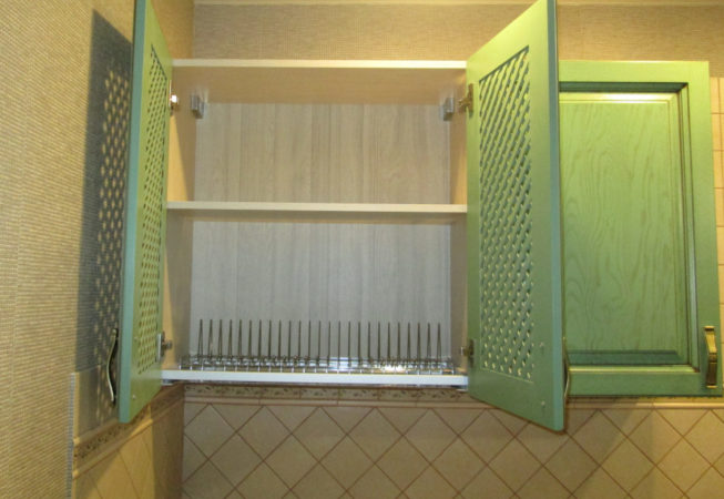 Навесной шкаф-сушка. Филенка дверей - декоративные решетки