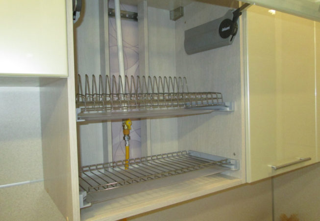 Шкаф-сушка для посуды. Шкаф оснащен подъёмным механизмом Aventos HF и полочками Vibo с пластиковыми поддонами.